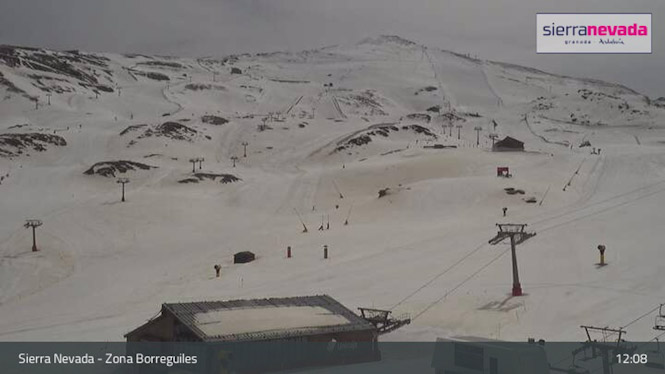 Imagen de una cámara web de Sierra Nevada este viernes, en la zona de Borreguiles (CETURSA SIERRA NEVADA)
