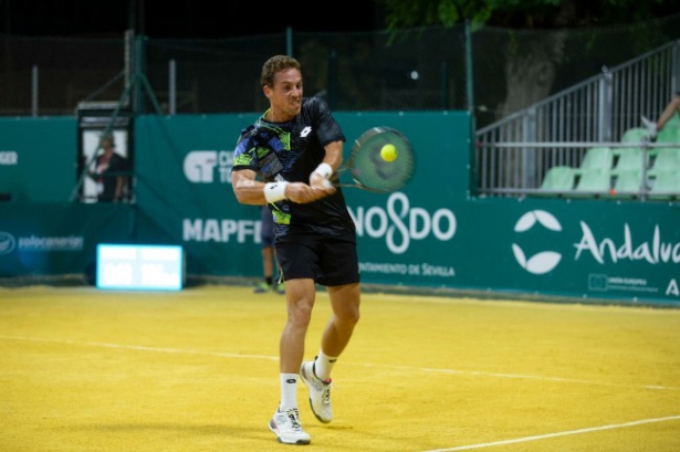 Roberto Carballés golpea la bola en un partido anterior (MANUEL J. PÉREZ / COMUNICAN2SVQ) Roberto Carballés golpea la bola en un partido anterior (MANUEL J. PÉREZ / COMUNICAN2SVQ)