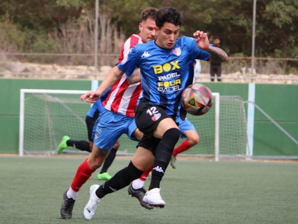 Nacho avanza con el balón (DAVINIA CAPEL)