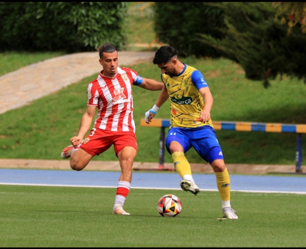 Juanan Entrena intenta irse de un jugador almerienses (UD ALMERÍA)