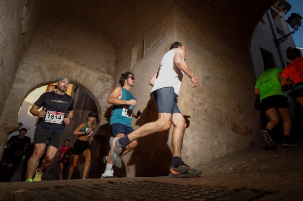 Atletas en el Arco de las Pesas (AYTO.GRANADA)