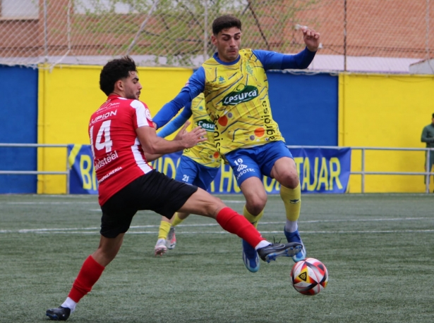 Antonio Fernández recibe la entrada de un jugador almeriense (DAVINIA CAPEL)