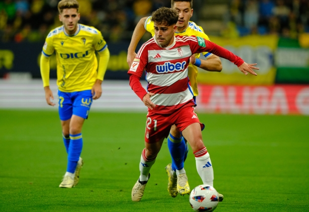 Óscar Melendo, una de las novedades en el once inicial, en un momento del encuentro ante el Cádiz (LOF)