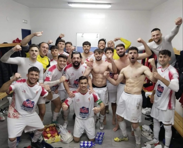 El Guadix CF celebra su clasificación (GUADIX CF) El Guadix CF celebra su clasificación (GUADIX CF)