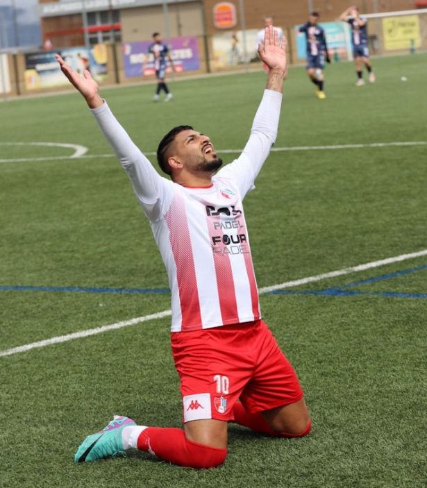 Juan Carlos celebra su gol (JOSÉ ANDRÉS FERNÁNDEZ)