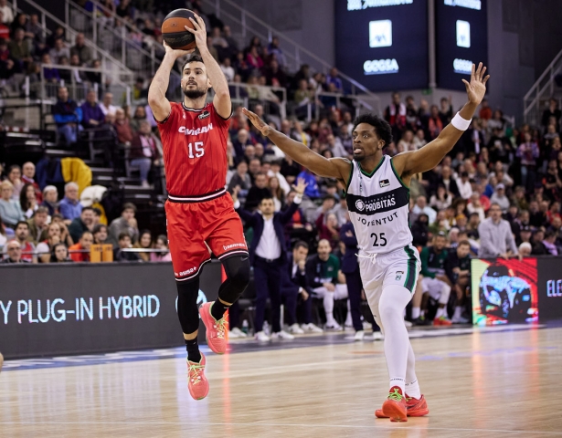 Lluis Costa lanza a canasta (FERMÍN RODRÍGUEZ /FUNDACIÓN CBG) 