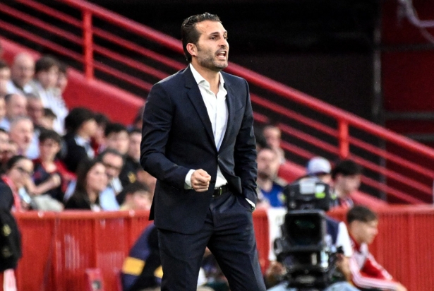 Rubén Baraja, entrenador del Valencia CF, durante el encuentro en `Los Cármenes` (JOSÉ M. BALDOMERO) Rubén Baraja, entrenador del Valencia CF, durante el encuentro en `Los Cármenes` (JOSÉ M. BALDOMERO)