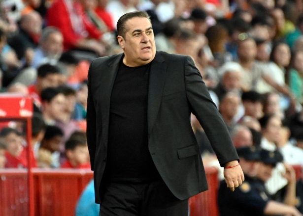 José Ramón Sandoval, entrenador del Granada CF, en un momento del partido ante el Valencia CF (JOSÉ M. BALDOMERO) José Ramón Sandoval, entrenador del Granada CF, en un momento del partido ante el Valencia CF (JOSÉ M. BALDOMERO)
