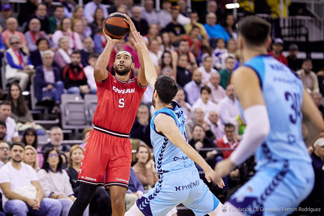 Kwan Cheatham lanza a canasta en el partido de la primera vuelta ante Andorra (FERMÍN RODRÍGUEZ /FUNDACIÓN CBG) 