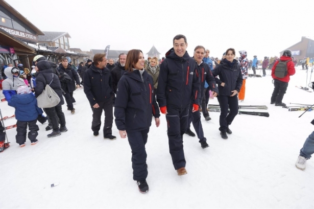 El presidente de la Junta de Andalucía, Juanma Moreno, y la Consejera de Fomento, Rocío Díaz, en una visita a la estación de Sierra Nevada (ÁLEX CÁMARA / EUROPA RPESS) El presidente de la Junta de Andalucía, Juanma Moreno, y la Consejera de Fomento, Rocío Díaz, en una visita a la estación de Sierra Nevada (ÁLEX CÁMARA / EUROPA RPESS)