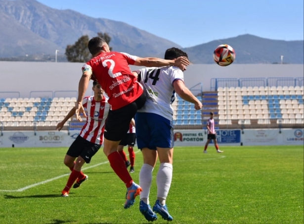 Jordi Scigliotti (Motril) y Linares (Poli Almería) en un lance del partido (SEMANARIO MUCHO DEPORTE) 