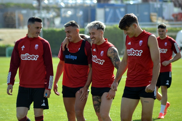 Ricard bromea con Uzuni antes del inicio del último entrenamiento de esta semana (J. PALMA) Ricard bromea con Uzuni antes del inicio del último entrenamiento de esta semana (J. PALMA)