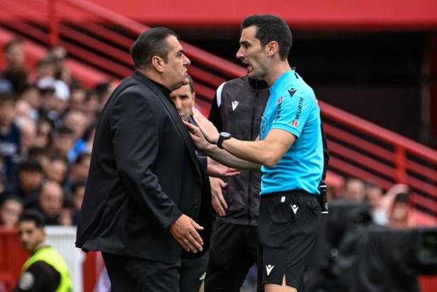 Sandoval discute una decisión al colegiado del encuentro ante Osasuna (JOSÉ M. BALDOMERO) Sandoval discute una decisión al colegiado del encuentro ante Osasuna (JOSÉ M. BALDOMERO)