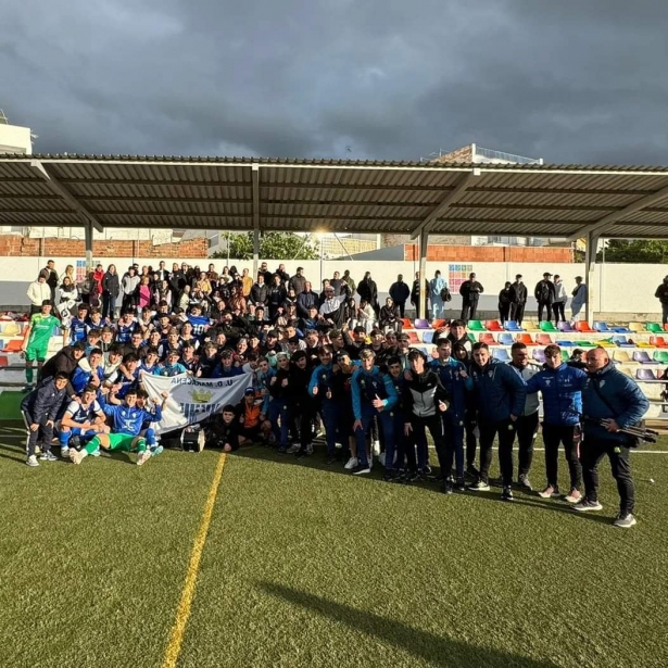 El Maracena celebró su ascenso en Torredelcampo (UD MARACENA) El Maracena celebró su ascenso en Torredelcampo (UD MARACENA)