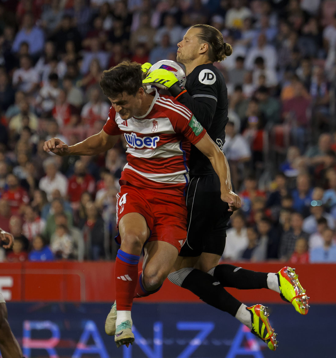 Miguel Rubio pelea un balón por arriba con el meta Nyland (LOF)