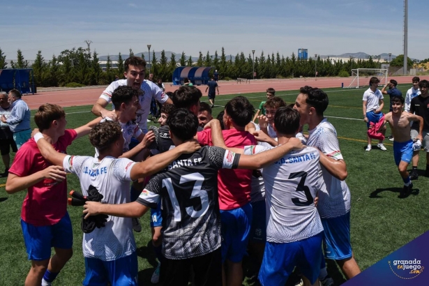 El Santa Fe celebra la permanencia a la finalizacion del partido (JOSÉ M. BALDOMERO) El Santa Fe celebra la permanencia a la finalizacion del partido (JOSÉ M. BALDOMERO)