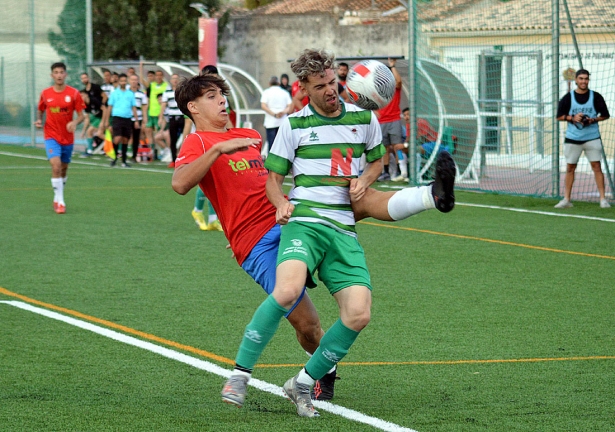 Humberto protege el balón ante un jugador del Cúllar Vega (J. PALMA) Humberto protege el balón ante un jugador del Cúllar Vega (J. PALMA)