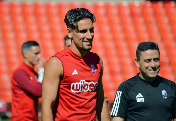 Theo Corbeanu podría ser una de las novedades en la alineación del Granada CF para visitar Vallecas (J. PALMA) Theo Corbeanu podría ser una de las novedades en la alineación del Granada CF para visitar Vallecas (J. PALMA)