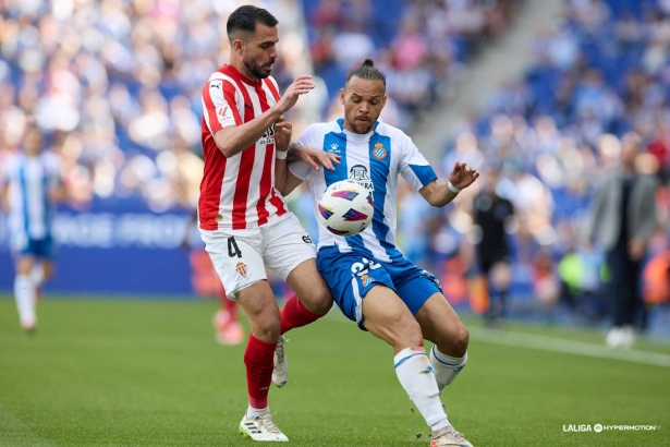 Insua defiende a Braithwate (LALIGA) Insua defiende a Braithwate (LALIGA)