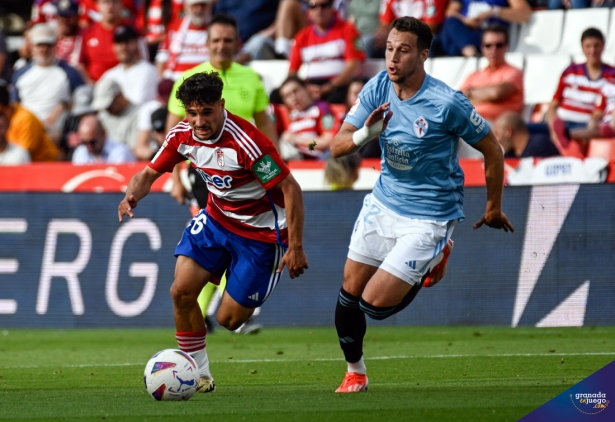 Sergio Rodelas, que fue titular, en una acción de ataque ante el Celta (JOSÉ M. BALDOMERO)