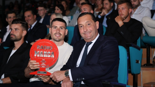 Alfredo García Amado junto al premio conseguido por Sergio Ruiz (JOSÉ ANDRÉS FERNÁNDEZ)