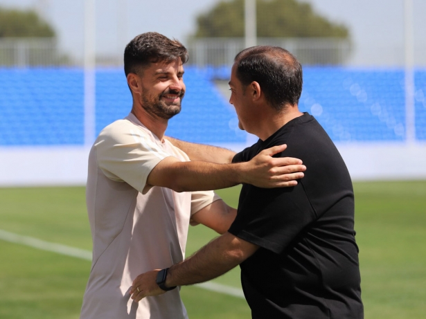 Roger Lamesa salida al entrenador del Sporting de Huelva (GCF) Roger Lamesa salida al entrenador del Sporting de Huelva (GCF)