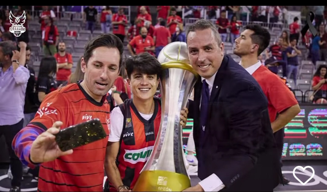 Ángel Vaca (derecha) junto a María Pérez con la Copa de campeones de LEB Oro (FUNDACIÓN CB GRANADA)