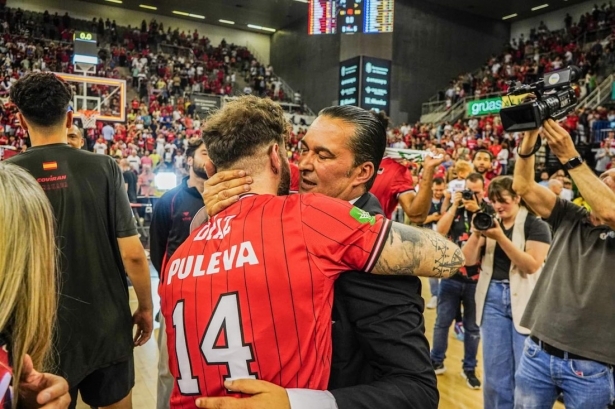 Christian Díaz se abraza al presidente tras lograr la permanencia (JOSÉ VELASCO) 