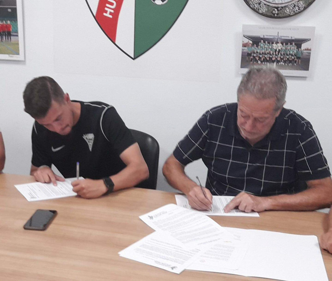 Imagen de la firma del convenio (CD HUÉTOR VEGA) 