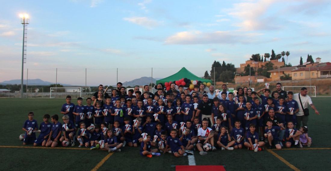 Foto de familia de los jugadores (FUNDACIÓN RAYO VALLECANO)