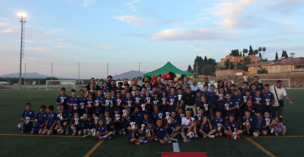 Foto de familia de los jugadores (FUNDACIÓN RAYO VALLECANO)