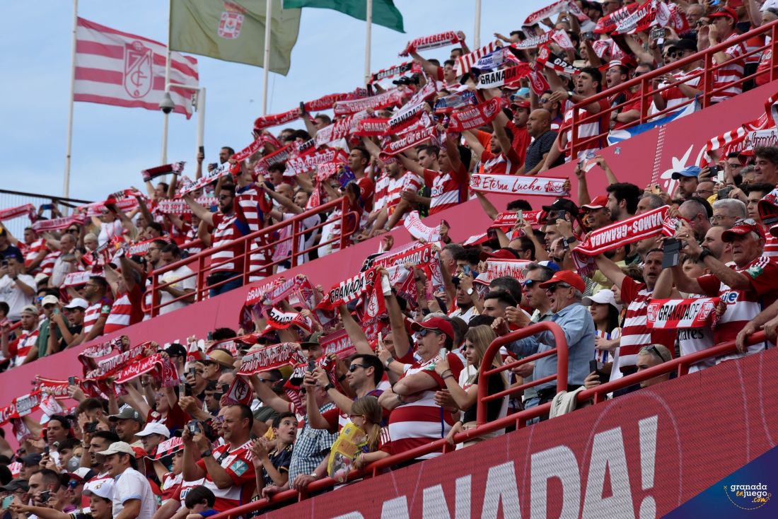 Aficionados en las gradas de Los Cármenes durante la visita del Madrid (GranadaenJuego)
