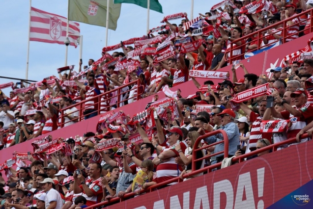 Aficionados en las gradas de Los Cármenes durante la visita del Madrid (GranadaenJuego)