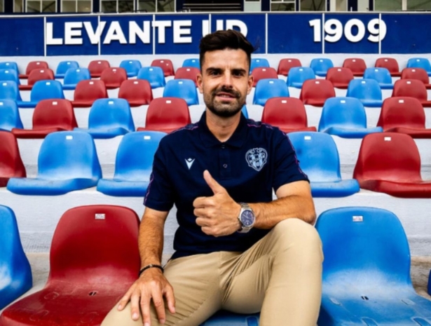 Lamesa ya posa como nuevo técnico del Levante (LEVANTE UD) Lamesa ya posa como nuevo técnico del Levante (LEVANTE UD)