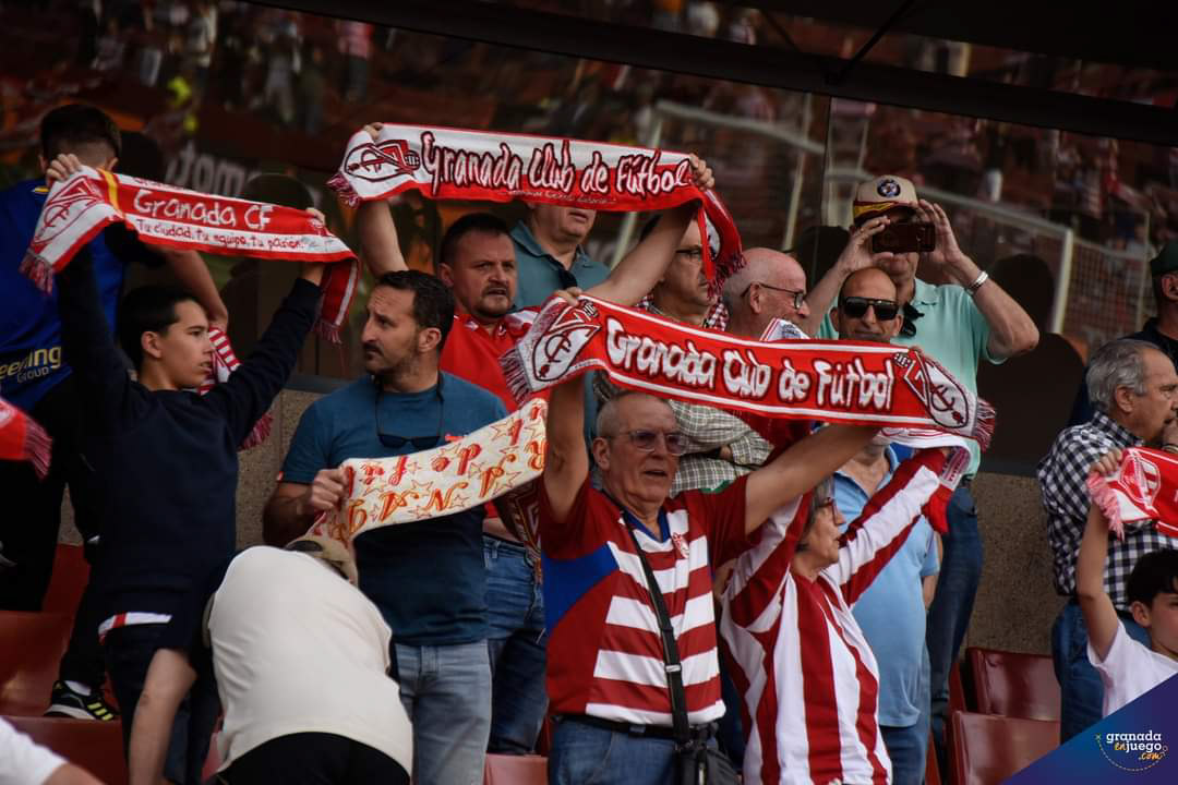 Aficionados del Granada CF (JOSÉ M. BALDOMERO)