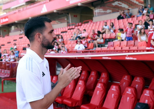 El gallego ha saludado a los aficionados presentes en el estadio (JOSÉ ANDRÉS FERNÁNDEZ)