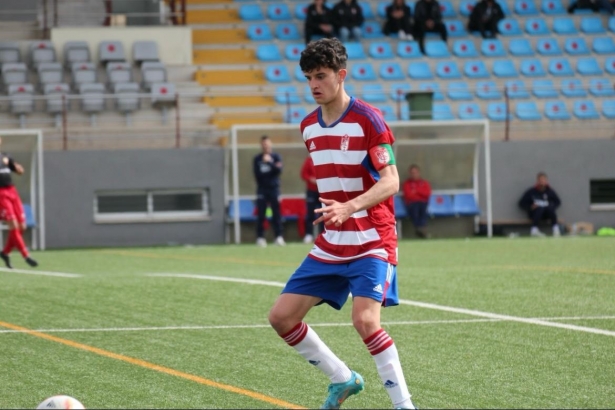 Manu López durante un partido con el juvenil del Granada CF Manu López durante un partido con el juvenil del Granada CF