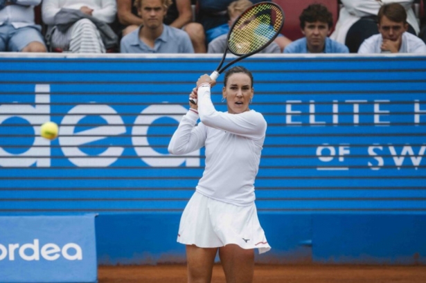Nuria Párrizas golpea la bola durante el partido (NORDEA OPEN) Nuria Párrizas golpea la bola durante el partido (NORDEA OPEN)