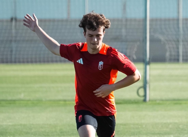 Pontones ya trabaja junto a sus nuevos compañeros (GRANADA CF) Pontones ya trabaja junto a sus nuevos compañeros (GRANADA CF)