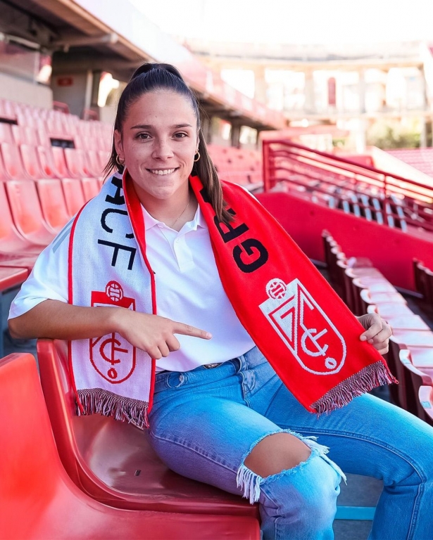 Leles ya posa como rojiblanca en Los Cármenes (GRANADA CF) Leles ya posa como rojiblanca en Los Cármenes (GRANADA CF)