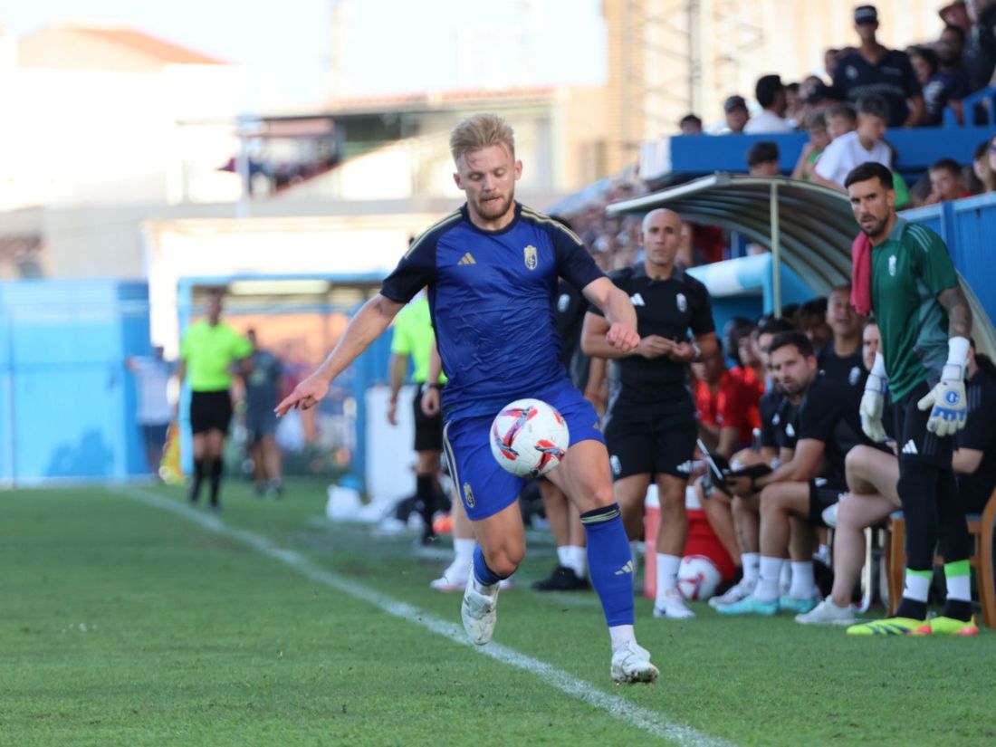 Jozwiak avanzando con el balón por la banda del Escribano Castillo (JOSÉ ANDRÉS FERNÁNDEZ)