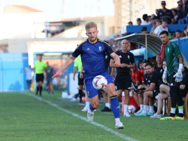 Jozwiak avanzando con el balón por la banda del Escribano Castillo (JOSÉ ANDRÉS FERNÁNDEZ)