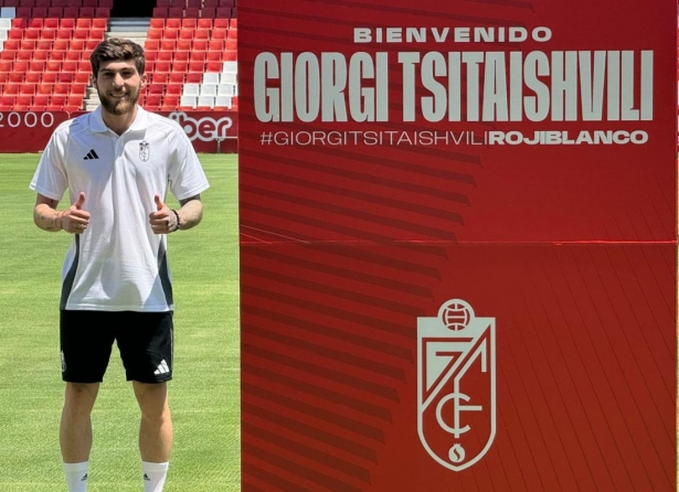 El georgiano ha posado como rojiblanco (JORGE AZCOYTIA) El georgiano ha posado como rojiblanco (JORGE AZCOYTIA)