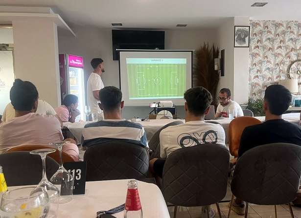 Los jugadores del equipo panciverde atienen una charla de Julio Catalá el primer día de entrenamiento