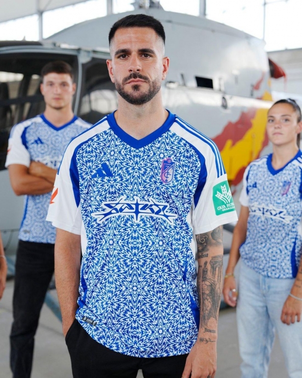 El azul y el blanco, protagonistas en la segunda equipación (GRANADA CF) El azul y el blanco, protagonistas en la segunda equipación (GRANADA CF)