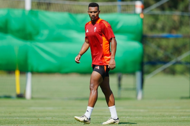 Loïc Williams ya luce el escudo rojiblanco (GRANADA CF) Loïc Williams ya luce el escudo rojiblanco (GRANADA CF)