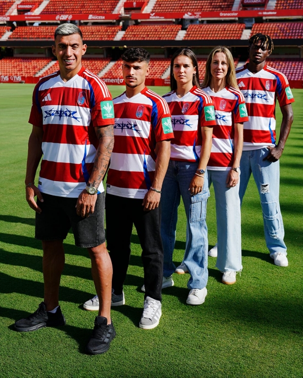 El Granada ha presentado su primera equipación (GRANADA CF) El Granada ha presentado su primera equipación (GRANADA CF)