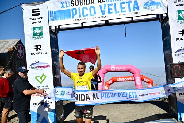 Rachid el Morabity entra en meta (DUBIDA VELETA) Rachid el Morabity entra en meta (DUBIDA VELETA)