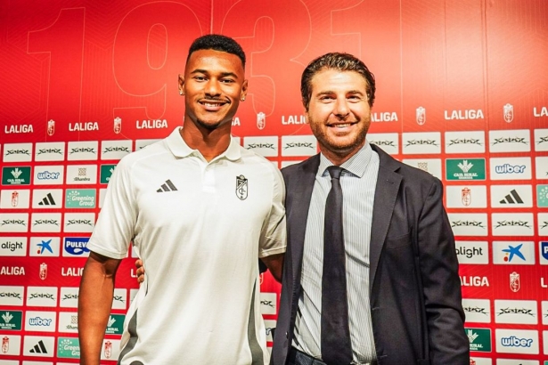 Tognozzi ha posado junto a Williams en la presentación del central (J. VELASCO) Tognozzi ha posado junto a Williams en la presentación del central (J. VELASCO)