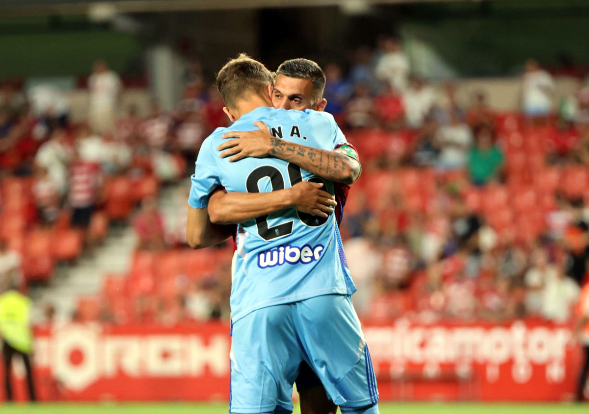 Uzuni celebra junto a Fran Árbol el tanto de penalti que significó la victoria (JOSÉ ANDRÉS FERNÁNDEZ)